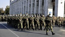 Колонны военнослужащих маршируют по улице