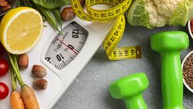 Весы, сантиметр и диетические продукты
