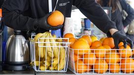 Продавец раскладывает апельсины