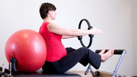 Беременная женщина занимается фитнесом