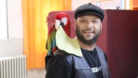 Житель Турции пришел голосовать с попугаем