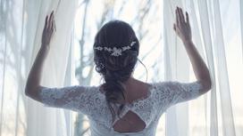 Невеста смотрит в окно
