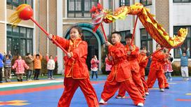 Дети несут символику Год Дракона в Китае