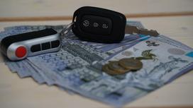 Ключ от автомобиля и деньги на столе