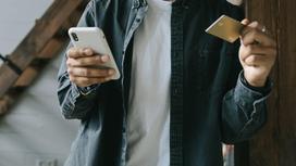 Парень держит телефон в руках Парень держит телефон в руках