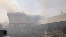 Дым на месте пожара в Алматы