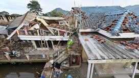 Разрушенные дома после землетрясения в Индонезии