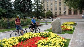 Велосипедисты в парке в Алматы