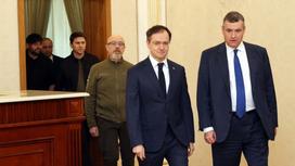 Российская и украинская делегации заходят в зал переговоров