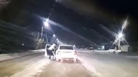 Автомобиль и полицейский в Абайской области