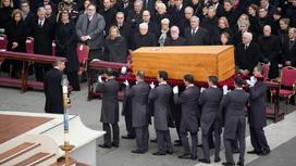 Тело папы Бенедикта XVI в кипарисовом гробу