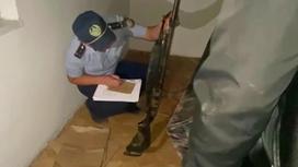 Полицейский держит ружье в ВКО