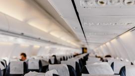Пассажиры сидят на борту самолета