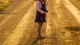 Девочка стоит на дороге