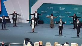 Делегаты ВОЗ танцуют "кара жорга"