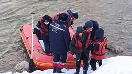 Спасатели помогают детям выбраться из лодки