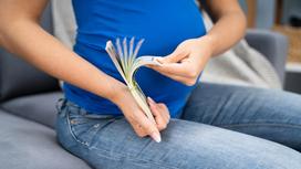 Беременная женщина считает деньги