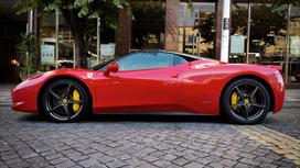 Ferrari стоит на улице города