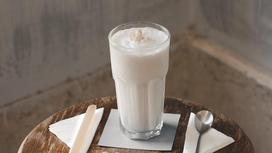 Молочный коктейль в высоком стакане