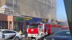 Пожарные тушат пожар