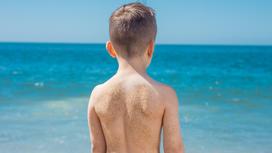 Ребенок стоит на пляже