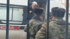 Алмазбек Атамбаев выходит из машины скорой помощи