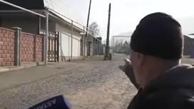 Родственник пострадавшего в драке показывает место конфликта в Алматинской области
