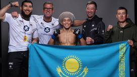 Казахстанский боец UFC Асу Алмабаев и его тренерский штаб
