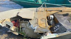 Разбитая в Атырау лодка