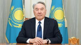 Нурсултан Назарбаев сидит за столом