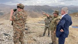 Станислав Зась с военнослужащими Армении на границе