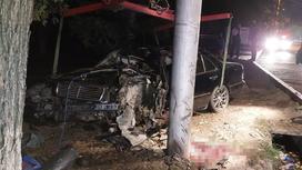 Поврежденная машина на месте ДТП в Алматы