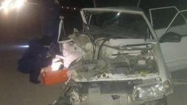 Разбитая машина на трассе в Павлодарской области