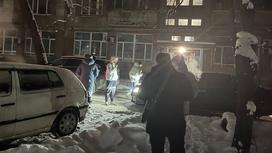 Люди вышли на улице после землетрясения в Алматы