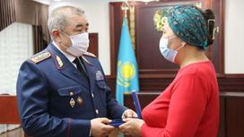 Ерлан Тургумбаев вручает награду семье одного из погибших