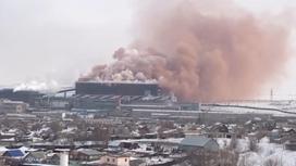 Цветной дым поднимается от предприятия в Темиртау