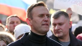 Алексей Навальный в черном свитере