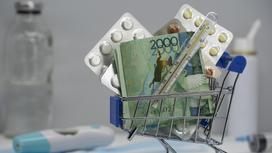 Лекарства и деньги лежат в миниатюрной тележке для покупок