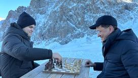 Магнус Карлсен играет в шахматы с Дарменом Садвакасовым