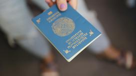 Девушка держит паспорт
