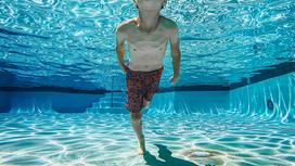 Мальчик в бассейне