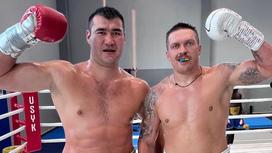 Казахстанский и украинский боксеры Нурсултан Аманжолов и Александр Усик (слева направо)