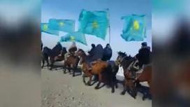 Всадники с флагами в Алматинской области