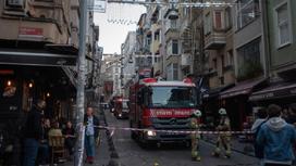 Пожарные на месте взрыва в Стамбуле