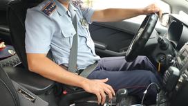Полицейский сидит в автомобиле