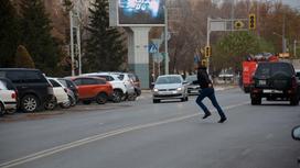 Мужчина бежит по перекрестку в Петропавловске