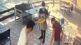 Посетитель кафе ударил официанта по лицу