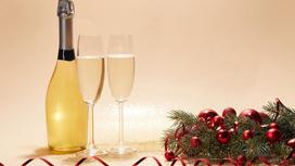 Бокалы, шампанское, новогодний декор