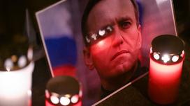 Фотография российского оппозиционера Алексея Навального на импровизированном мемориале в Германии