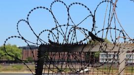 Колючая проволока на заборе тюрьмы
